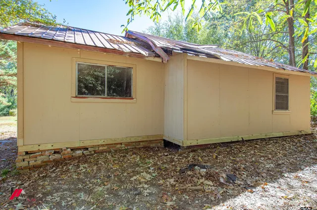 a view of a house with a backyard