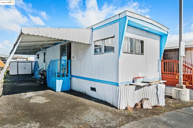 a view of a house with a outdoor space