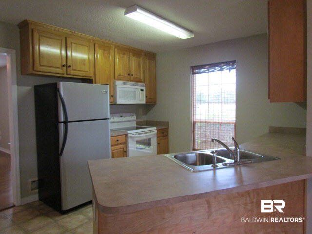 500 West Rose Avenue Foley, AL 36535 - Photo 16 of 21 New Paint-Kitchen