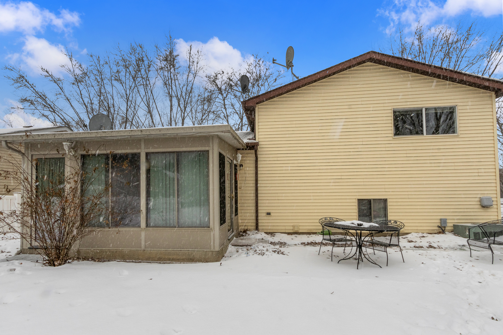 809 Thompson Avenue Winthrop Harbor, IL 60096 - Photo 4 of 9 a backyard of a house with table and chairs
