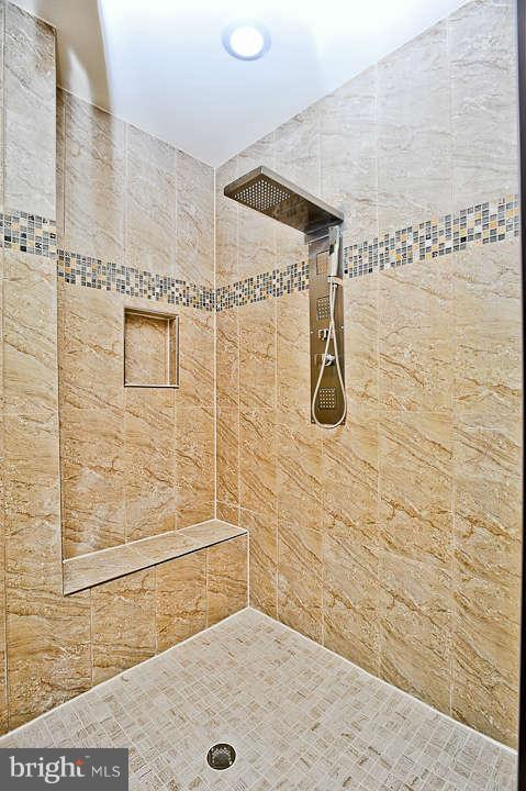 6205 Park Road McLean, VA 22101 - Photo 19 of 30 Bath (Master)