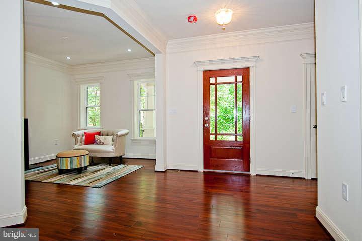 6205 Park Road McLean, VA 22101 - Photo 3 of 30 Interior (General)