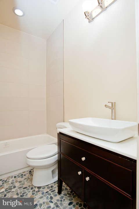 6205 Park Road McLean, VA 22101 - Photo 28 of 30 Bath