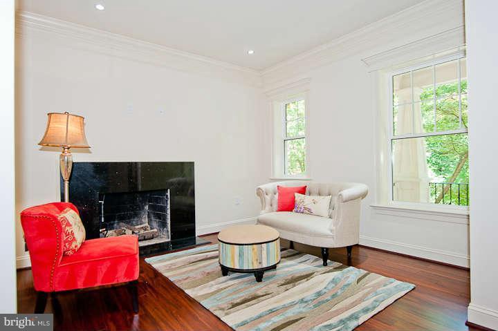 6205 Park Road McLean, VA 22101 - Photo 4 of 30 Living Room