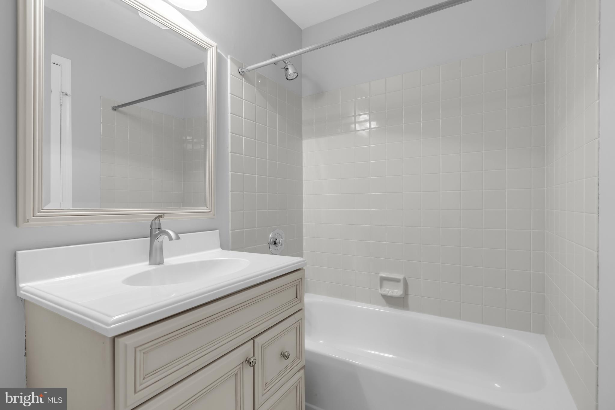 10 Reed Drive North Princeton Junction, NJ 08550 - Photo 31 of 55 Full hall bath