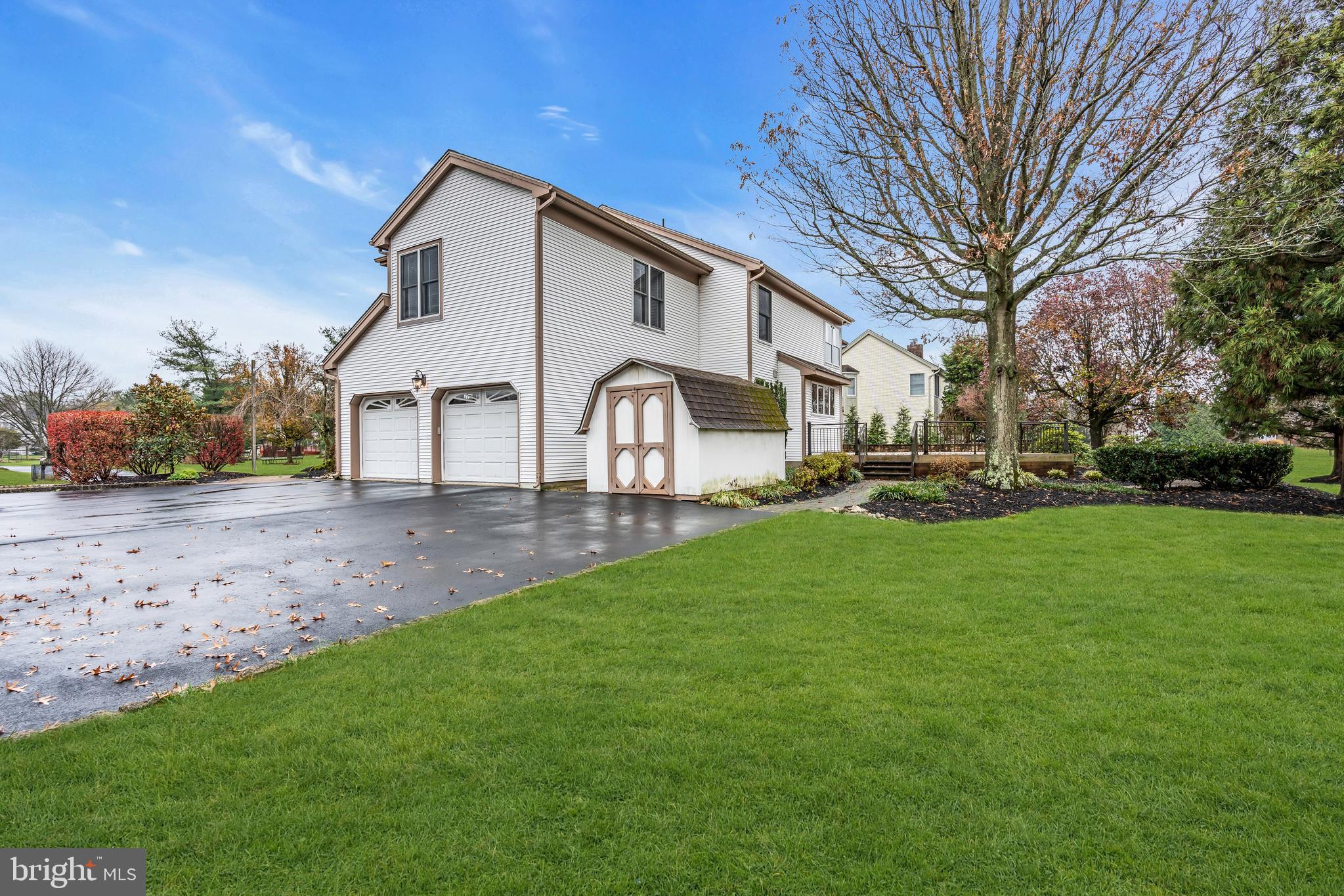 10 Reed Drive North Princeton Junction, NJ 08550 - Photo 4 of 55 Exterior side entry garage