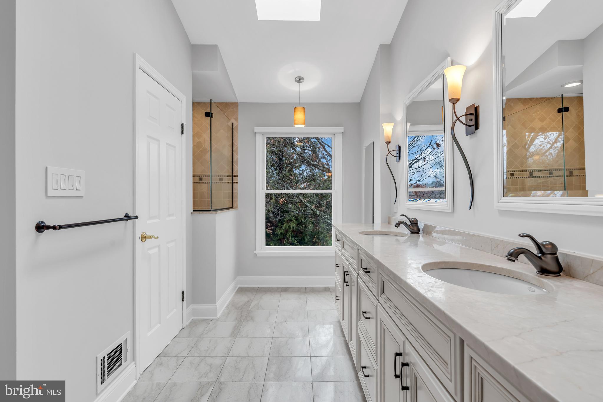 10 Reed Drive North Princeton Junction, NJ 08550 - Photo 46 of 55 Primary bathroom