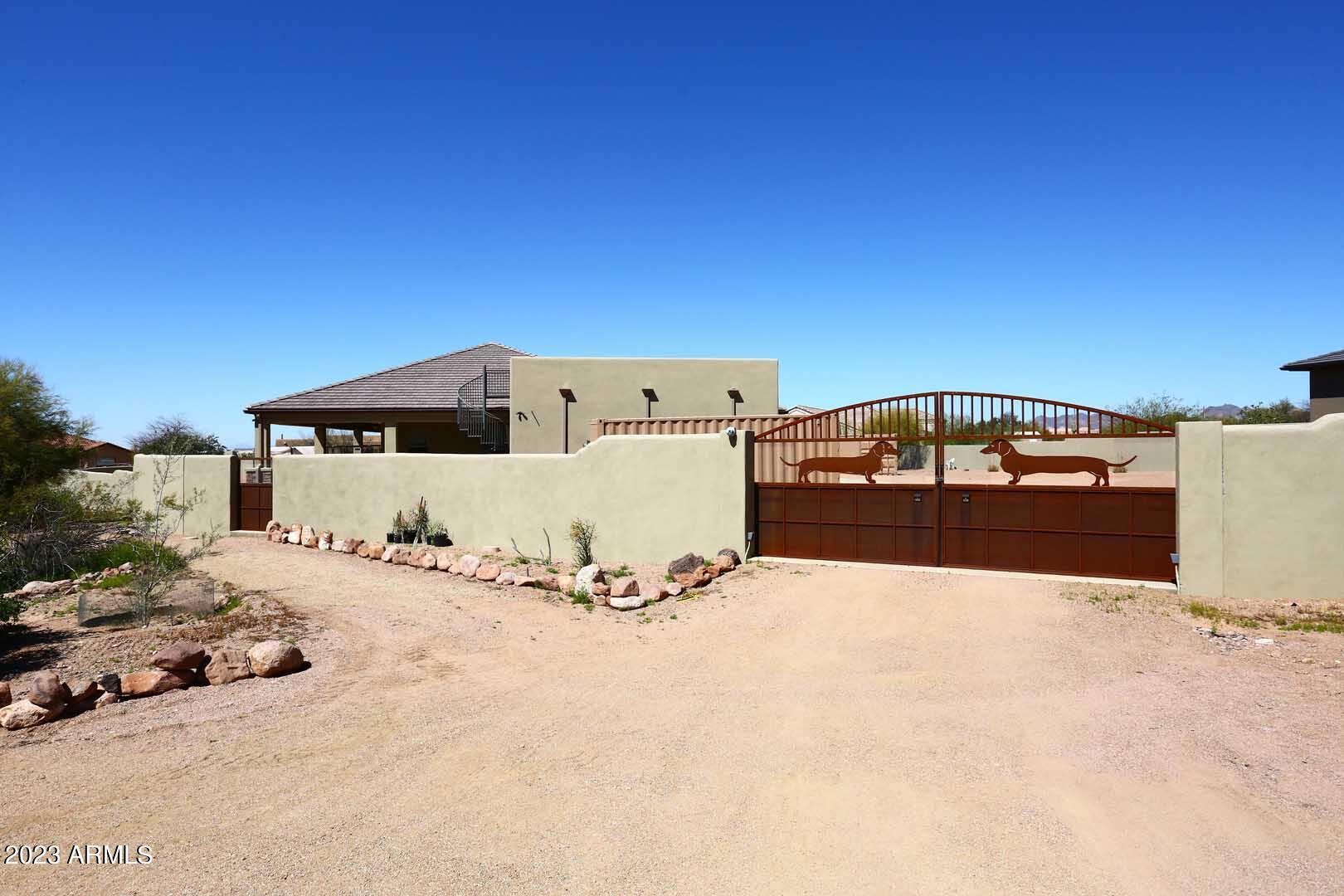 318 South Sixshooter Road Apache Junction, AZ 85119 - Photo 5 of 57 Side View-Gate