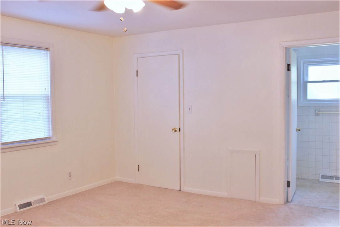 1184 Gordon Road Lyndhurst, OH 44124 - Photo 10 of 22 Master Bedroom with plush carpet and full bath.