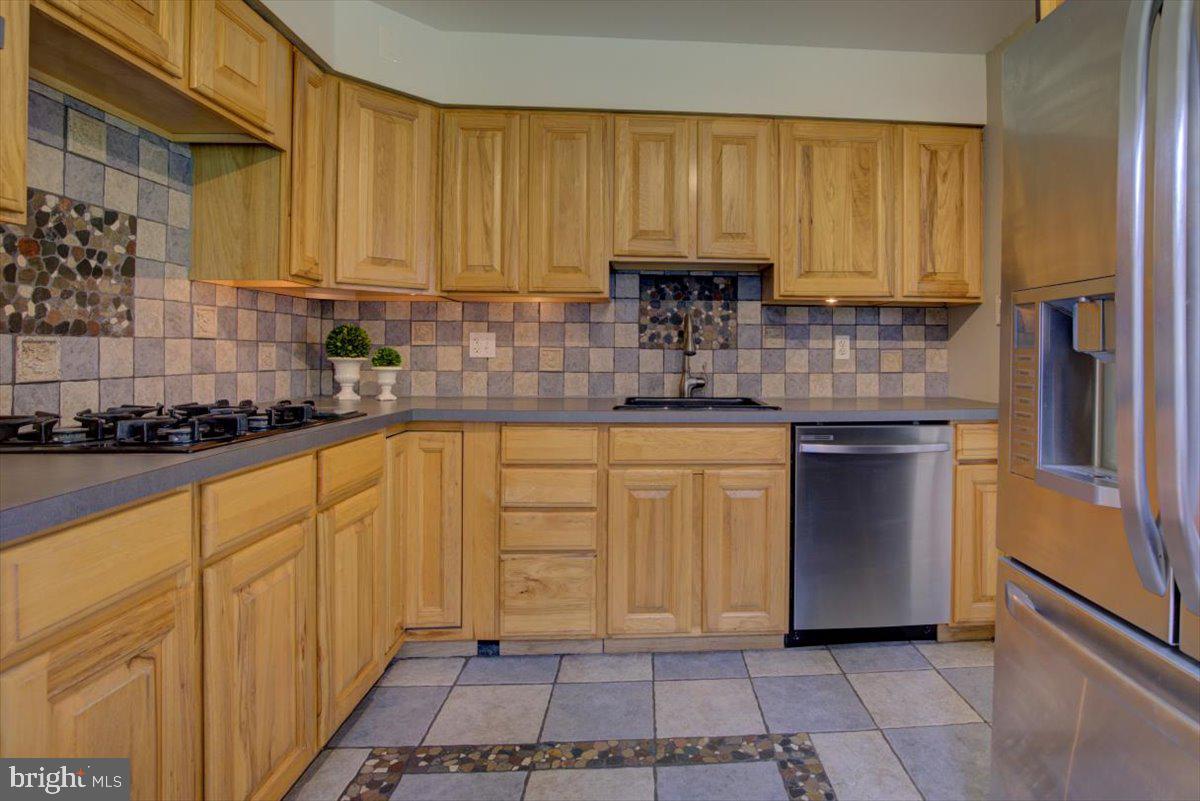 124 Conestoga Road Malvern, PA 19355 - Photo 13 of 34 Beautiful hickory cabinets