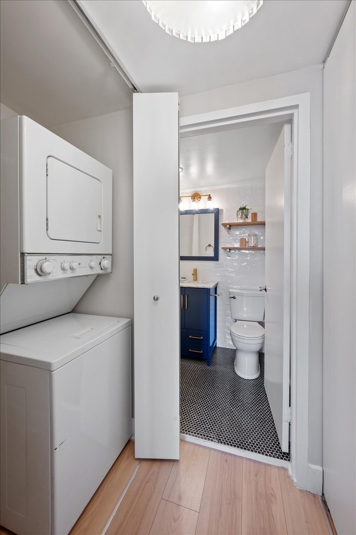 2300 North Commonwealth Avenue, Unit 7J Chicago, IL 60614 - Photo 18 of 20 a view of bathroom and toilet