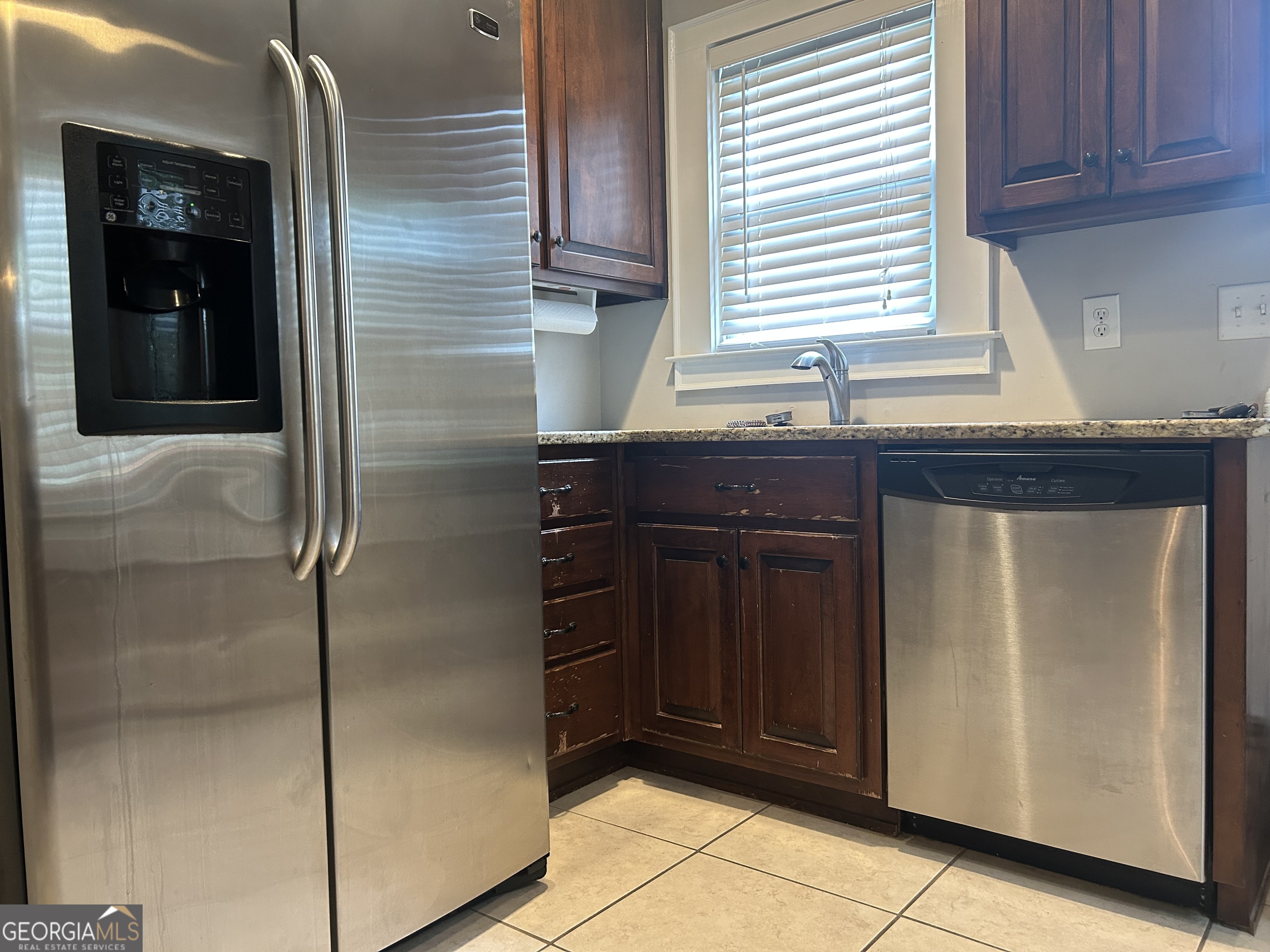 18 Terracedale Court Griffin, GA 30224 - Photo 5 of 27 a kitchen with stainless steel appliances granite countertop a refrigerator and a sink