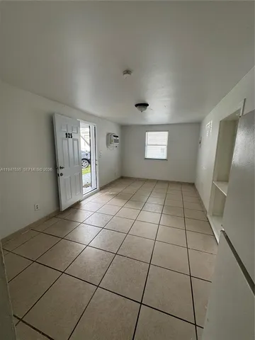 $1,300 | 921 North 17th Court, Unit 925, Hollywood, FL 33020