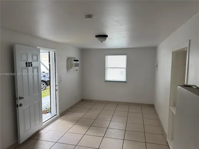 $1,300 | 921 North 17th Court, Unit 925, Hollywood, FL 33020
