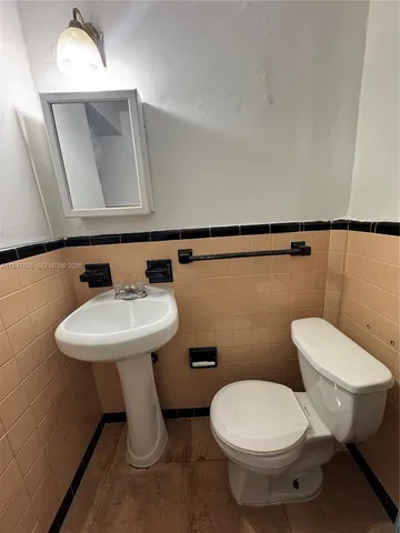 $1,300 | 921 North 17th Court, Unit 925, Hollywood, FL 33020