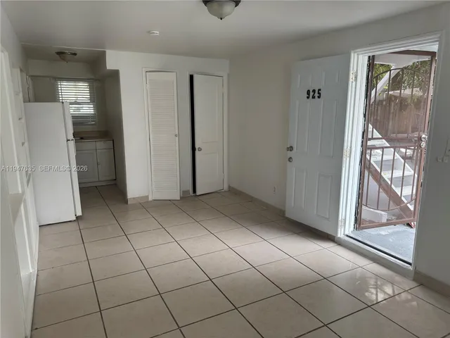 $1,300 | 921 North 17th Court, Unit 925, Hollywood, FL 33020