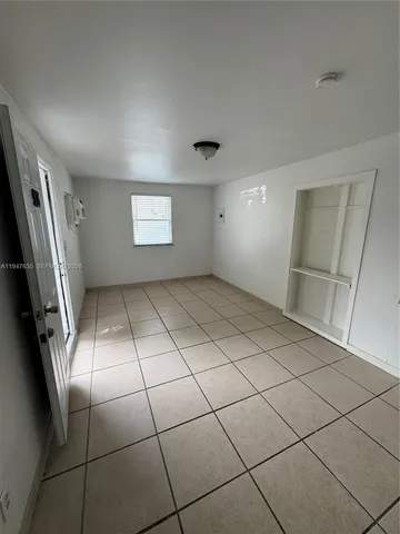 $1,300 | 921 North 17th Court, Unit 925, Hollywood, FL 33020