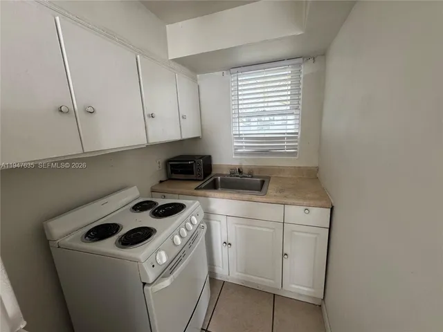 $1,300 | 921 North 17th Court, Unit 925, Hollywood, FL 33020