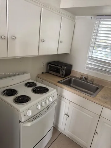 $1,300 | 921 North 17th Court, Unit 925, Hollywood, FL 33020