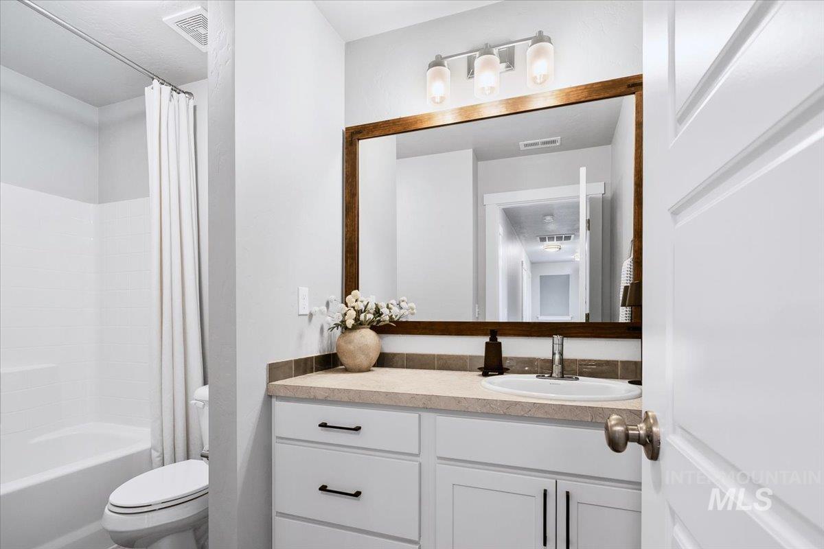 4215 North Pindus Avenue Meridian, ID 83646 - Photo 33 of 46 Full bath featuring vanity and shower / tub combo