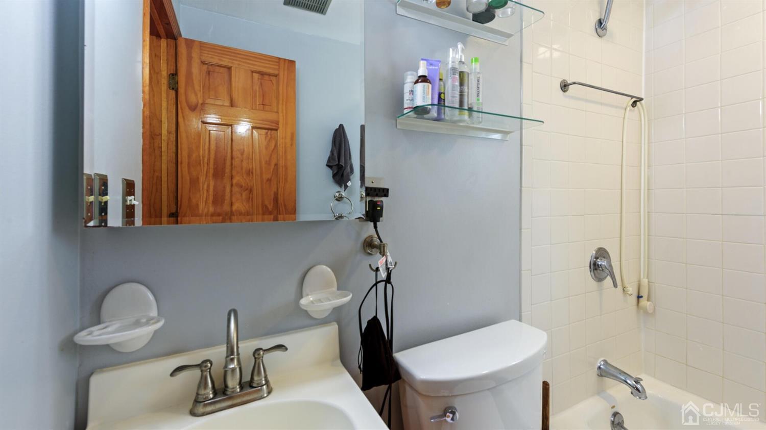21 Highfield Road Colonia, NJ 07067 - Photo 21 of 26 Full bath 1