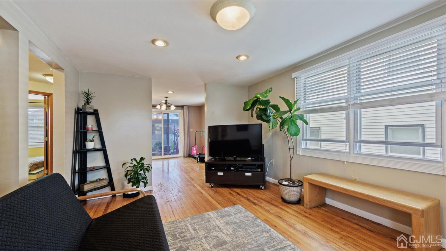 21 Highfield Road Colonia, NJ 07067 - Photo 6 of 26 Living room - view 2