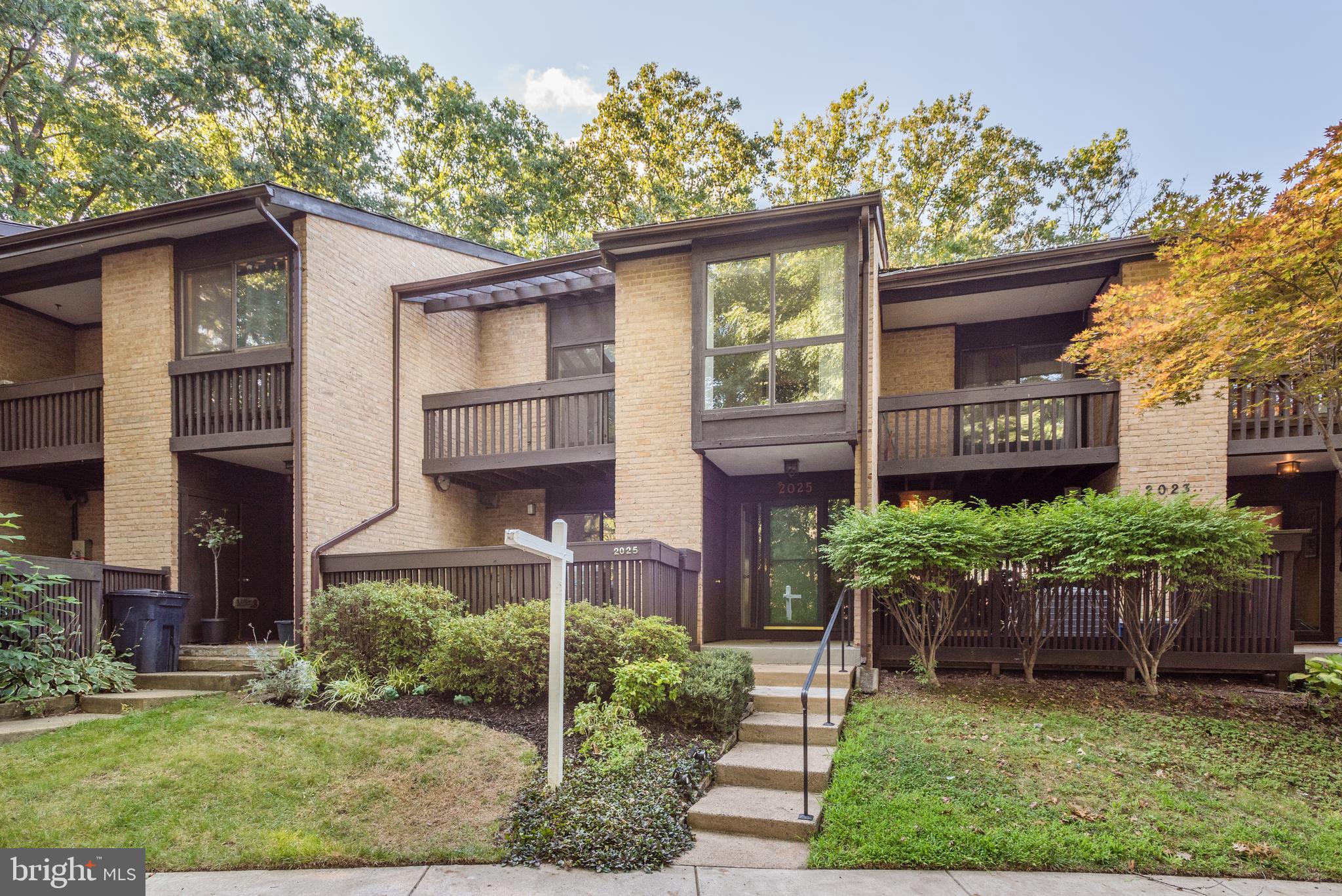 2025 Lakebreeze Way Reston, VA 20191 - Photo 2 of 48 a front view of a house with garden