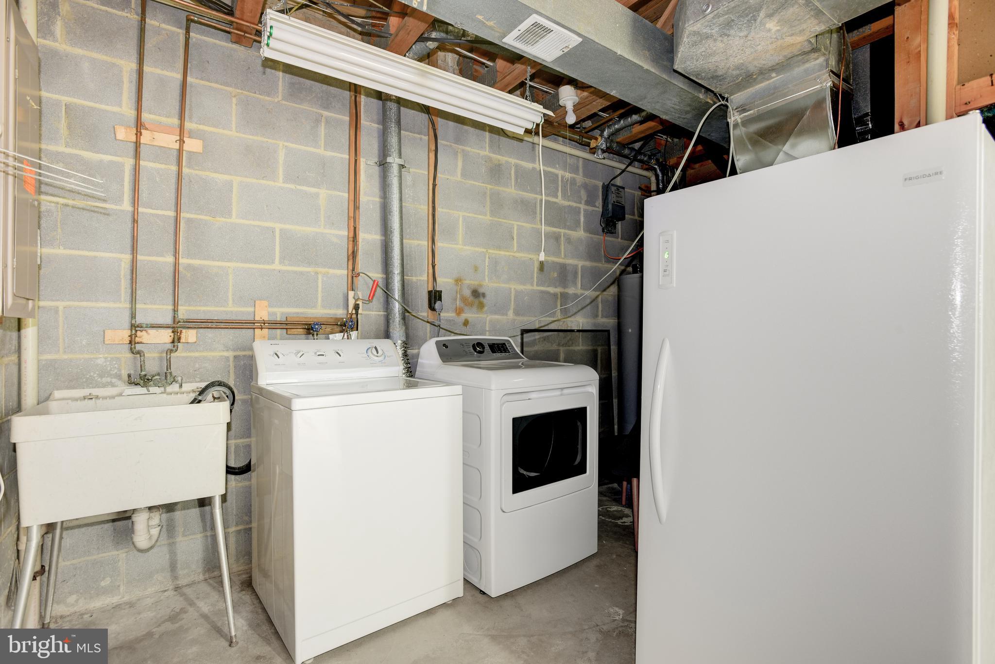 2025 Lakebreeze Way Reston, VA 20191 - Photo 33 of 48 a utility room with dryer and washer