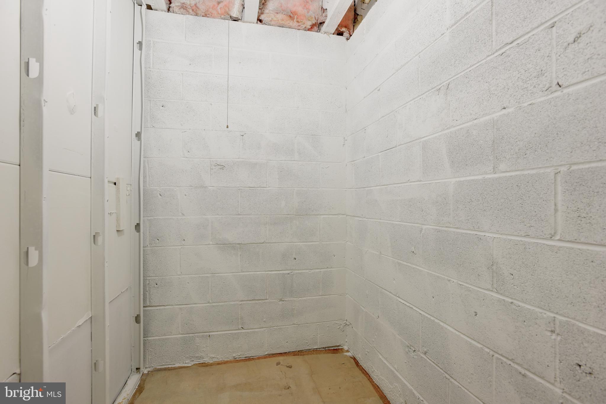 2025 Lakebreeze Way Reston, VA 20191 - Photo 34 of 48 a bathroom with a shower