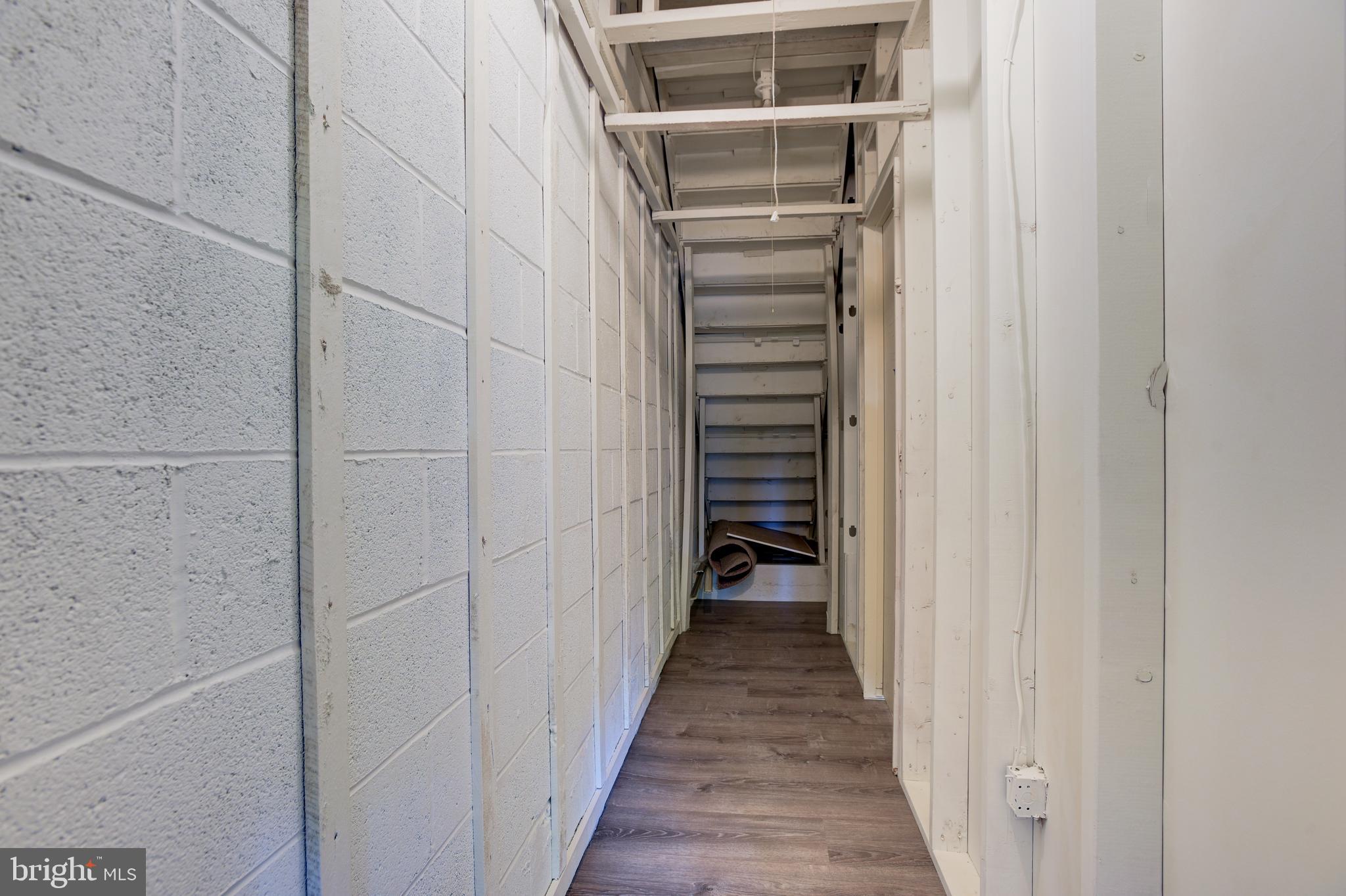 2025 Lakebreeze Way Reston, VA 20191 - Photo 35 of 48 a view of a hallway