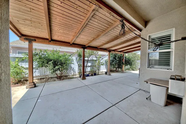 a view of entryway with patio