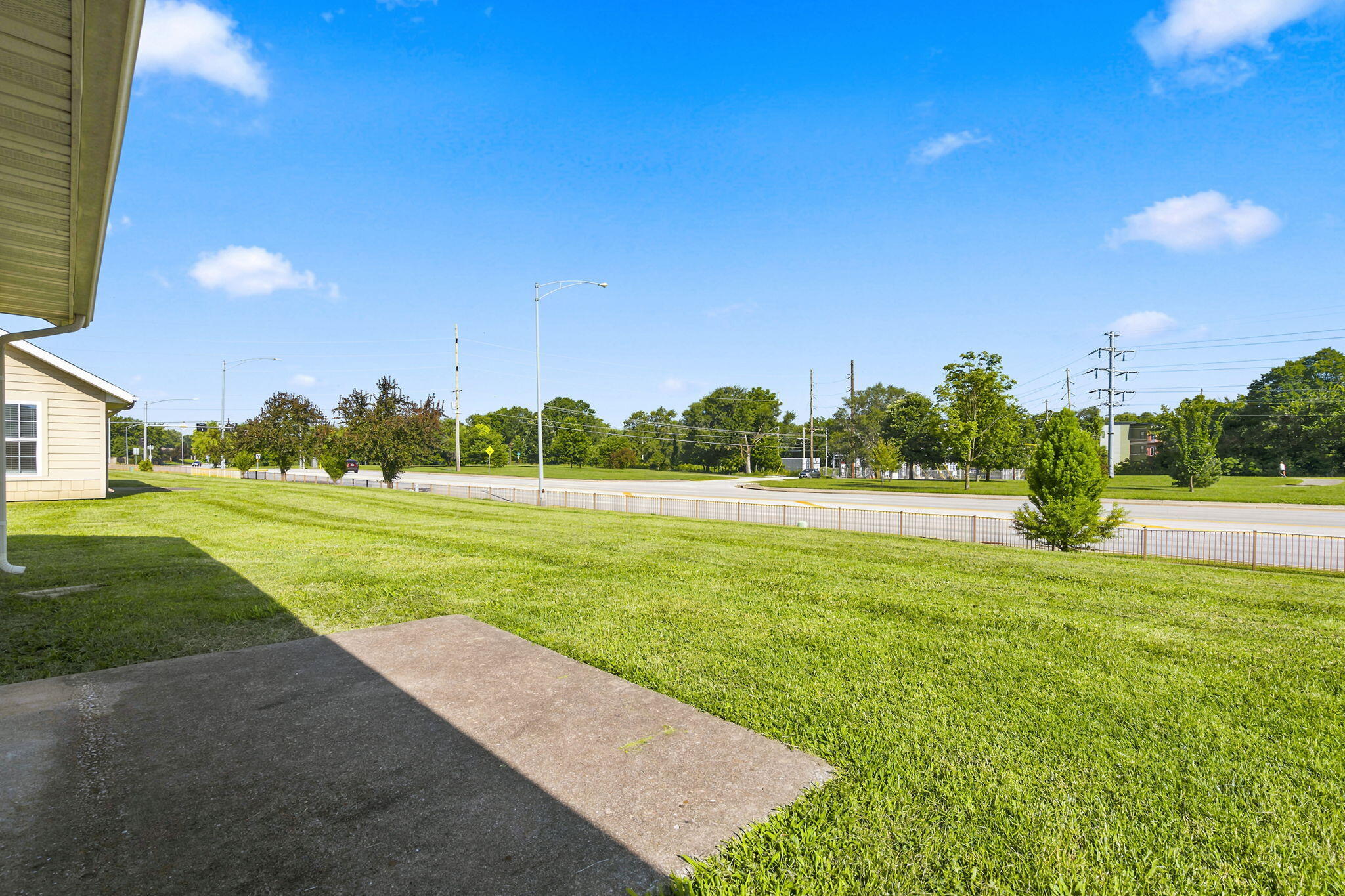 726 East Sunset Street Springfield, MO 65807 - Photo 3 of 24 3-web-or-mls-HWJ01696