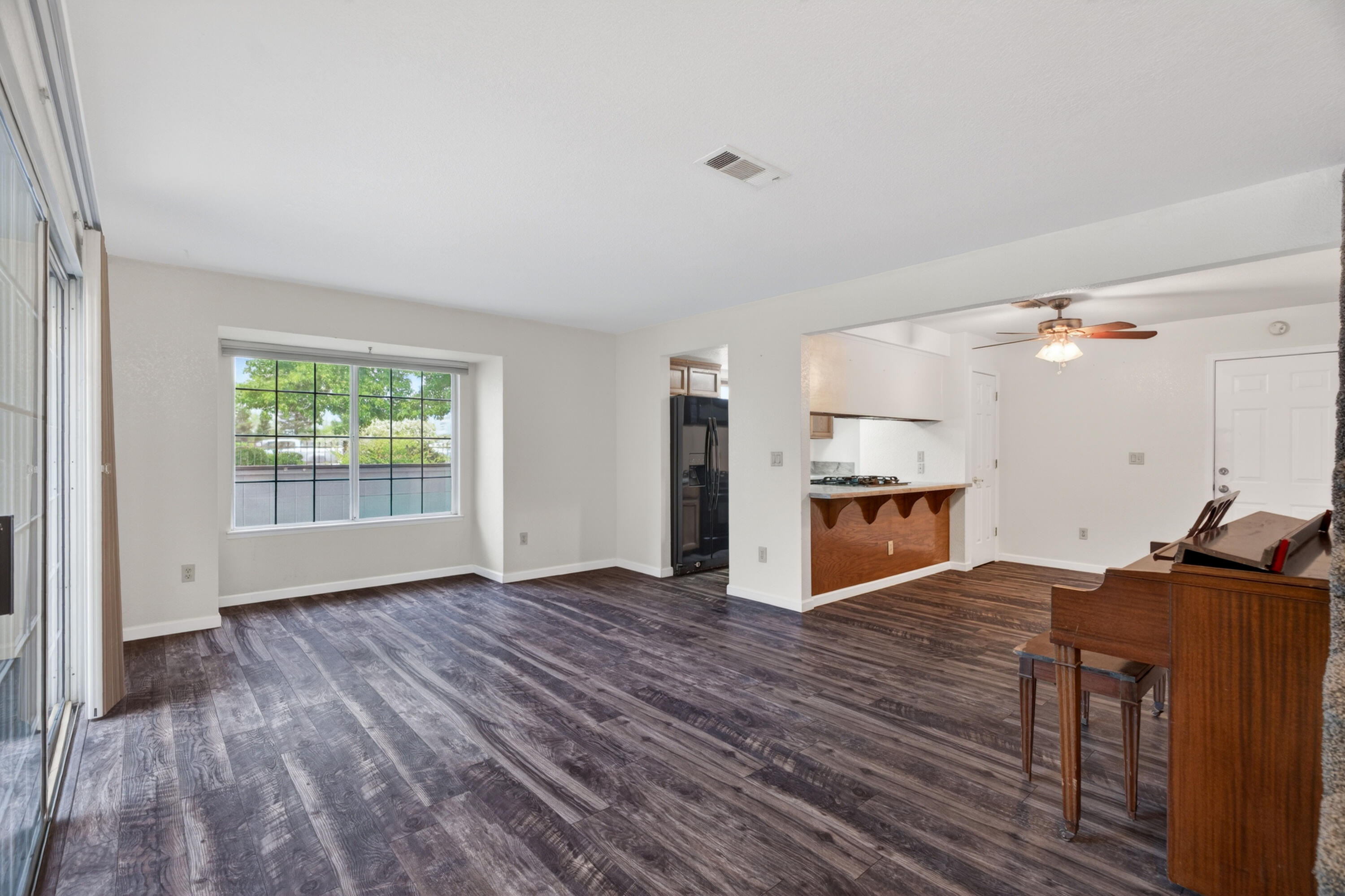 200 Ridgetop Drive, Unit 22 Redding, CA 96003 - Photo 4 of 29 Living Room