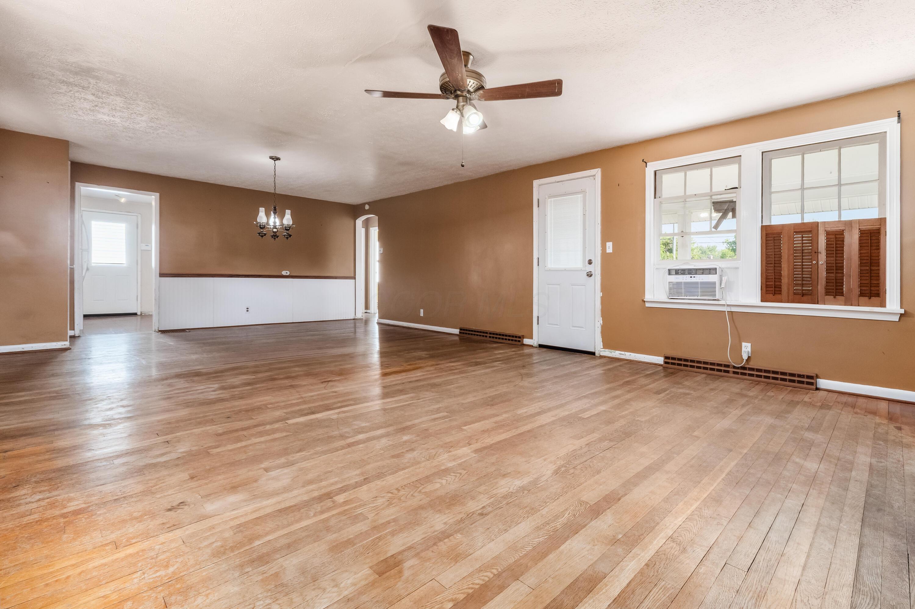240 Stare Road Newark, OH 43055 - Photo 9 of 32 Living Room/Dining Area