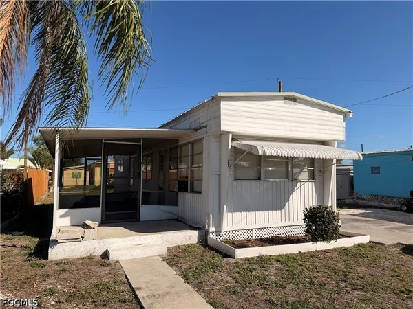 $895 | 121 Coachlight Lane, North Fort Myers, FL 33917