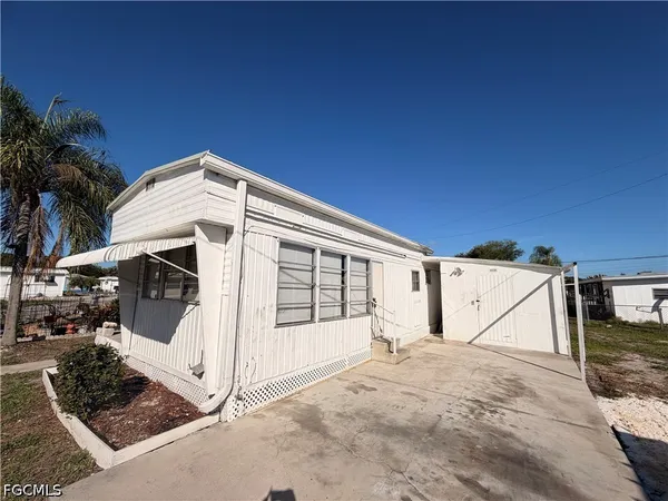 $895 | 121 Coachlight Lane, North Fort Myers, FL 33917