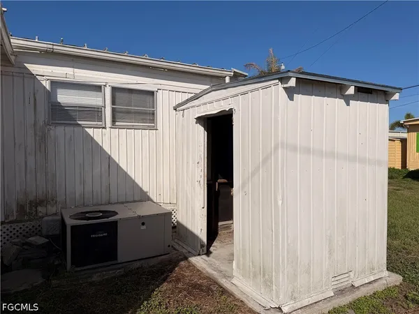 $895 | 121 Coachlight Lane, North Fort Myers, FL 33917