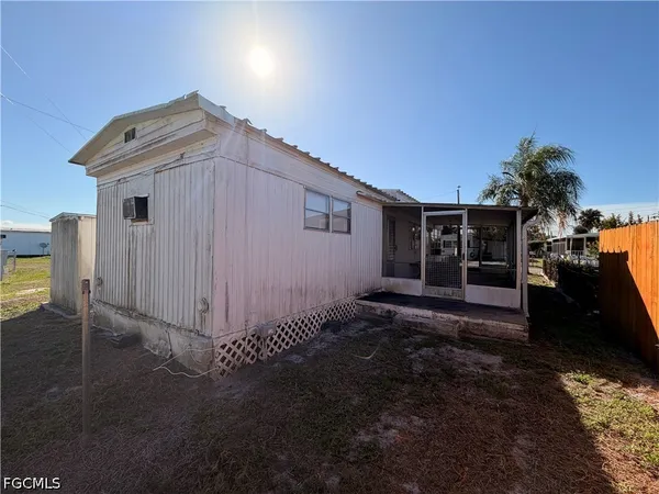 $895 | 121 Coachlight Lane, North Fort Myers, FL 33917