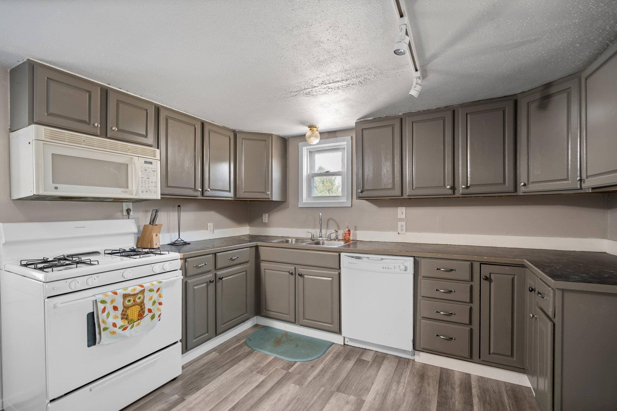 7602 Hoadley Road Benzonia, MI 49616 - Photo 7 of 43