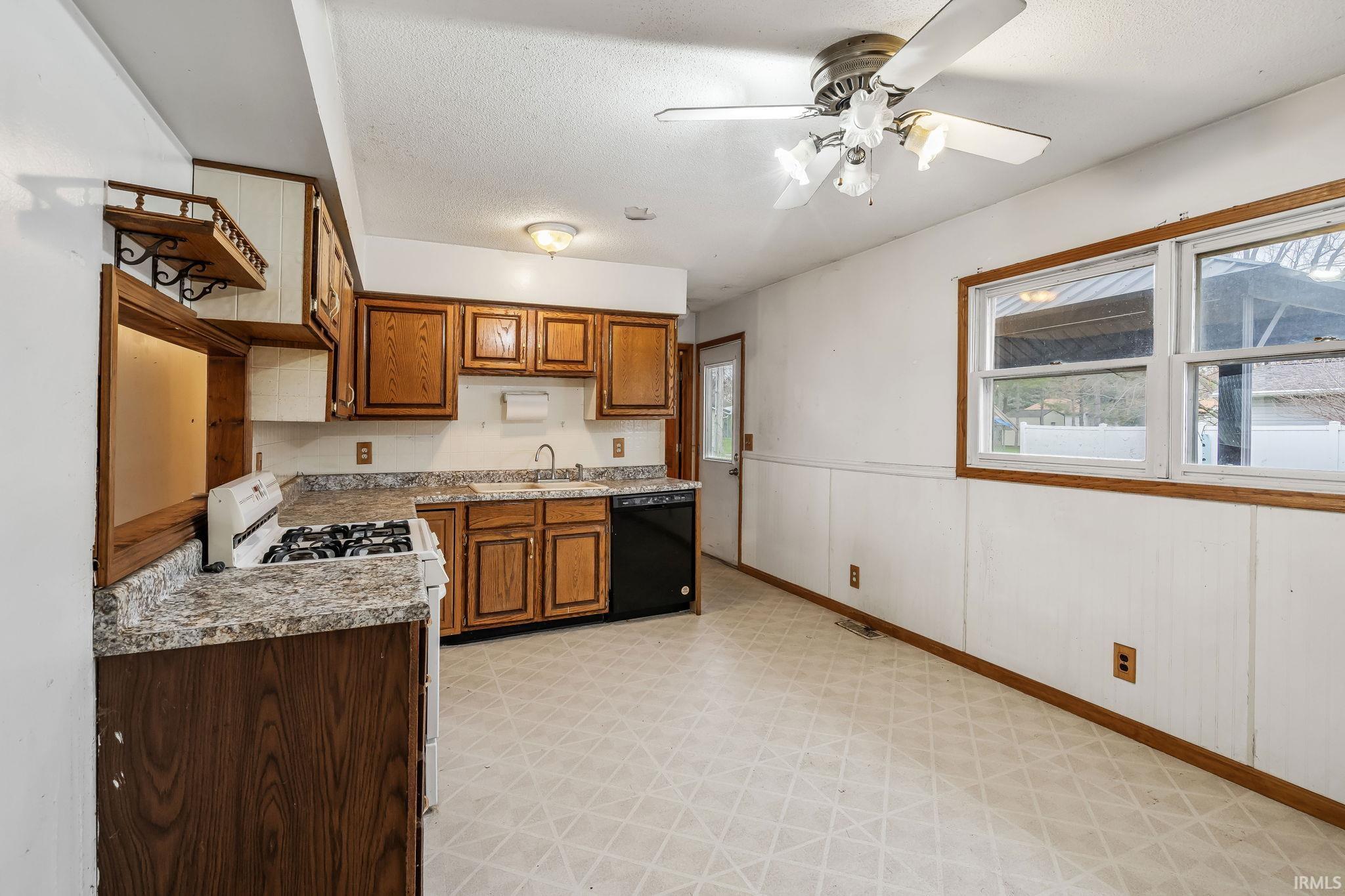 906 West Fortna Drive Rochester, IN 46975 - Photo 5 of 31