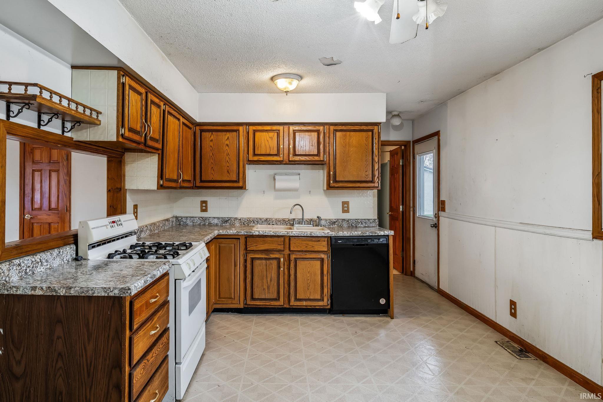 906 West Fortna Drive Rochester, IN 46975 - Photo 8 of 31