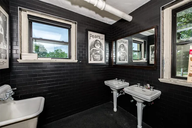 $1,100,000 | 102 West Fox Street, Caldwell, TX 77836