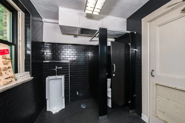 $1,100,000 | 102 West Fox Street, Caldwell, TX 77836