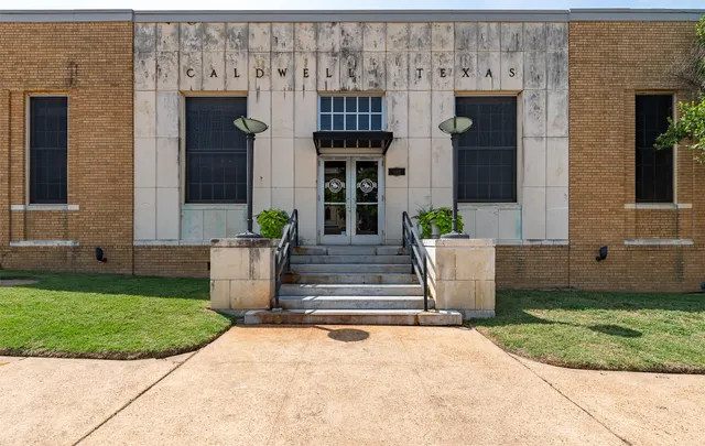 $1,100,000 | 102 West Fox Street, Caldwell, TX 77836