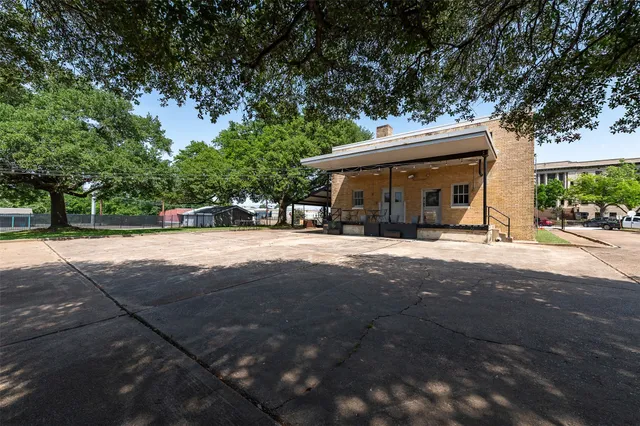 $1,100,000 | 102 West Fox Street, Caldwell, TX 77836