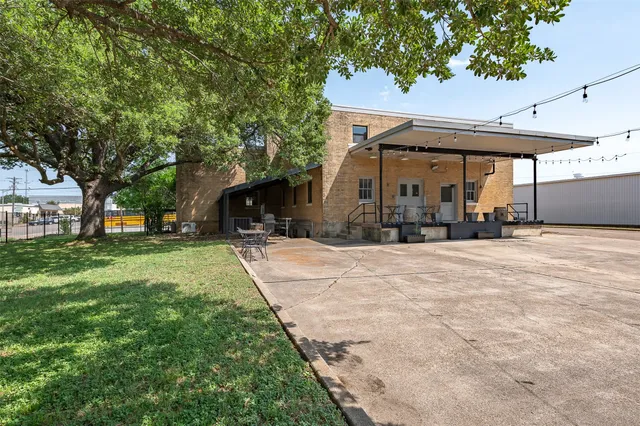 $1,100,000 | 102 West Fox Street, Caldwell, TX 77836
