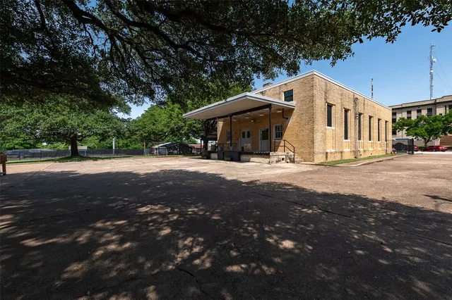 $1,100,000 | 102 West Fox Street, Caldwell, TX 77836