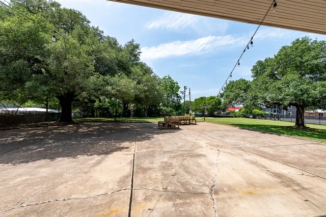 $1,100,000 | 102 West Fox Street, Caldwell, TX 77836
