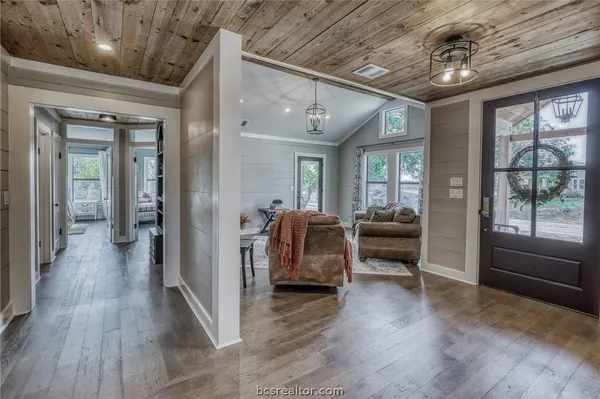 a view of a livingroom with furniture and a ceiling fan