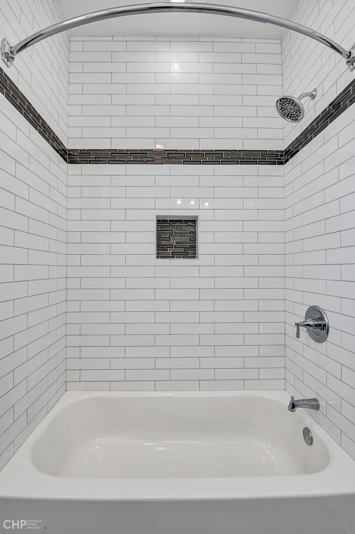2100 North Halsted Street, Unit 4R Chicago, IL 60614 - Photo 14 of 26 a bathroom with a bathtub